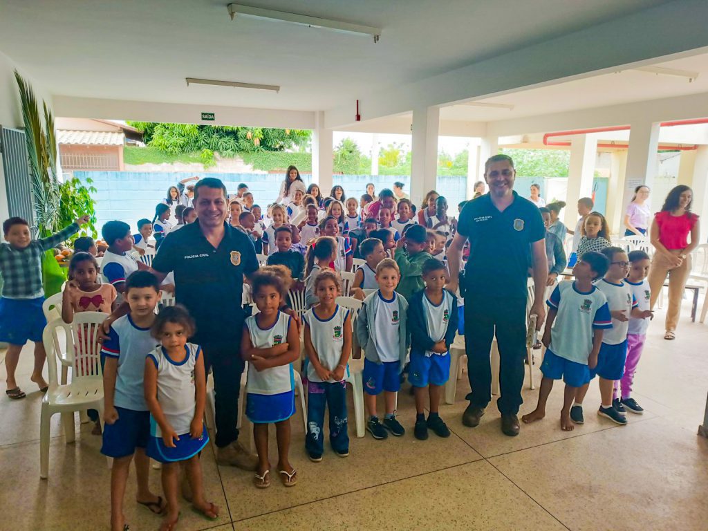 Policiais Participam do Projeto Giro das Profissões em Escola da Bagueira para Falar sobre sua Rotina de Trabalho
