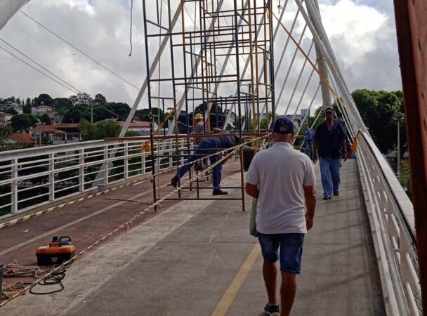 Prefeitura de Nova Venécia Realiza Reforma na Passarela sem Interrupção do Fluxo de Pedestres e Ciclistas