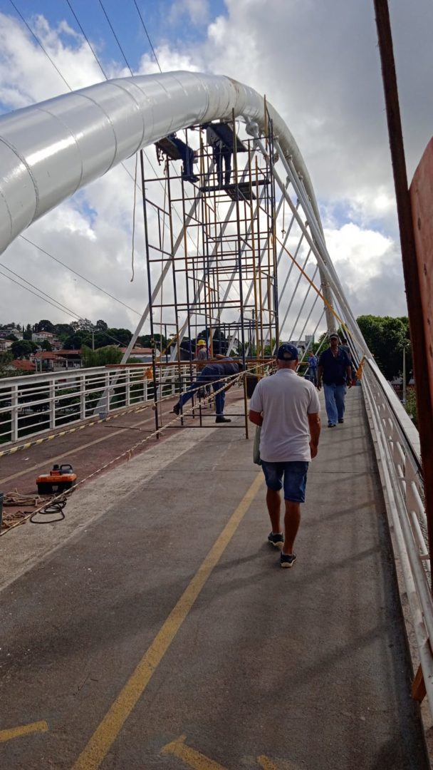 Prefeitura de Nova Venécia Realiza Reforma na Passarela sem Interrupção do Fluxo de Pedestres e Ciclistas