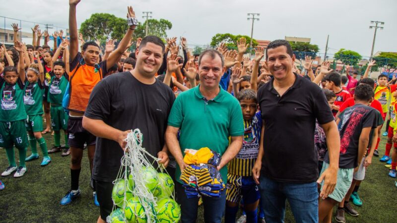 Prefeitura distribui novos uniformes e materiais esportivos para escolinhas de esportes