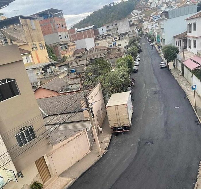 Pavimentação asfáltica é concluída na Rua Alacy Costa no centro de Barra de São Francisco