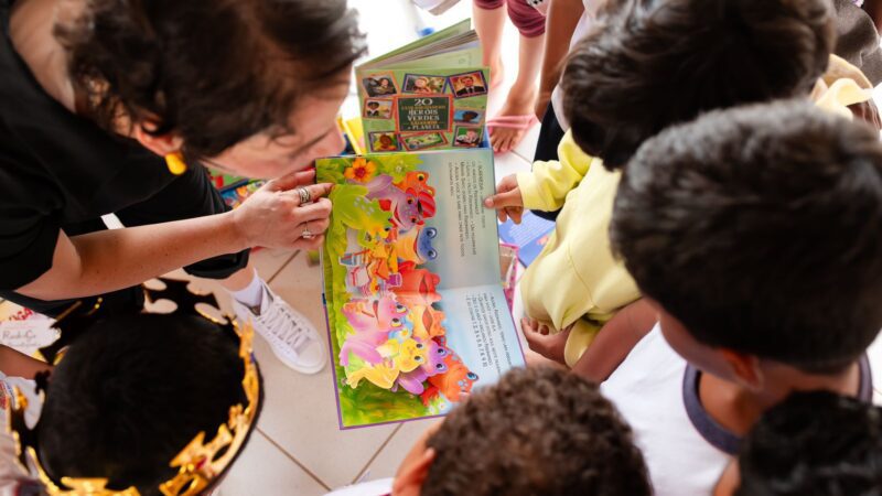 Crianças de Aracruz receberam projeto ‘Baú de Histórias 2’, que reforça a importância da leitura