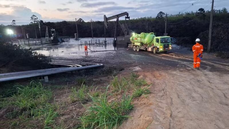 Derramamento de óleo em área de perfuração de petróleo em São Mateus