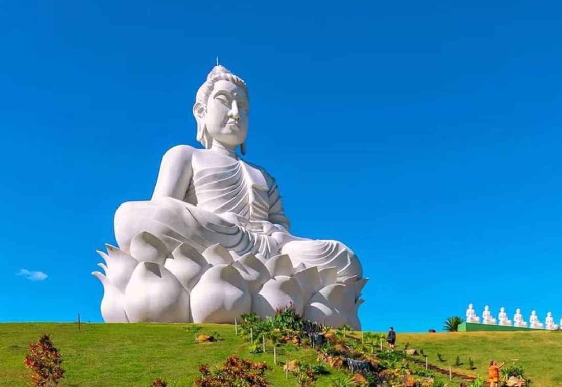 No Dia de Doar, a Estátua do Grande Buda de Ibiraçu ganhará iluminação laranja