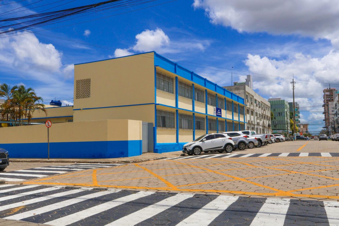 Sinalização horizontal e vertical recebe melhorias em bairros de Linhares