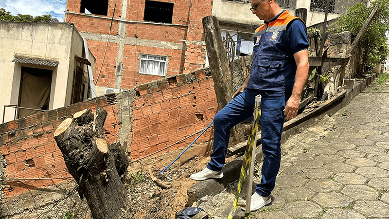 Encosta em risco: Defesa Civil e Secretaria de Obras atuam em contenção emergencial em Colatina