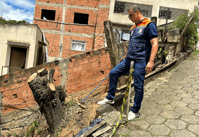 Encosta em risco: Defesa Civil e Secretaria de Obras atuam em contenção emergencial em Colatina