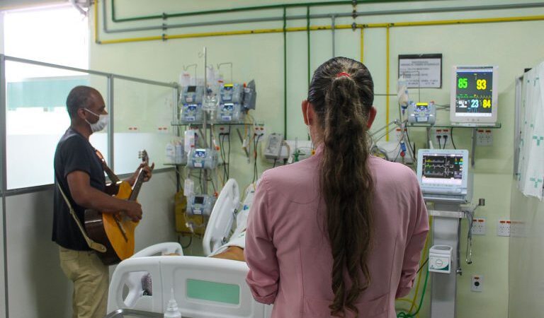 Humanização na saúde: Música auxilia no bem-estar de pacientes da UTI do HGL