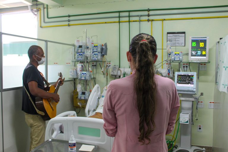 Humanização na saúde: Música auxilia no bem-estar de pacientes da UTI do HGL