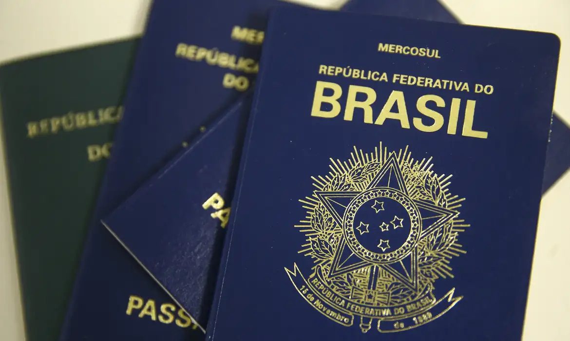 Governo Federal considera tornar emissão de passaporte mais cara